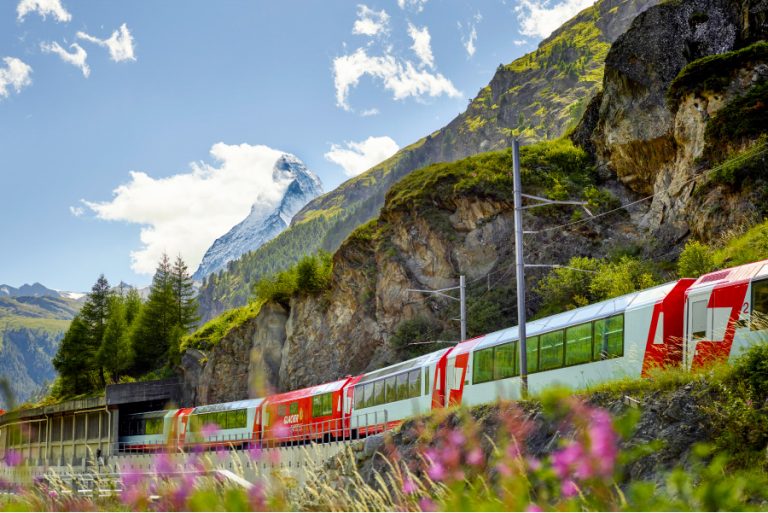 Glacier Express in den Alpen