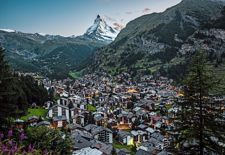 Blick über Zermatt und auf das Matterhorn