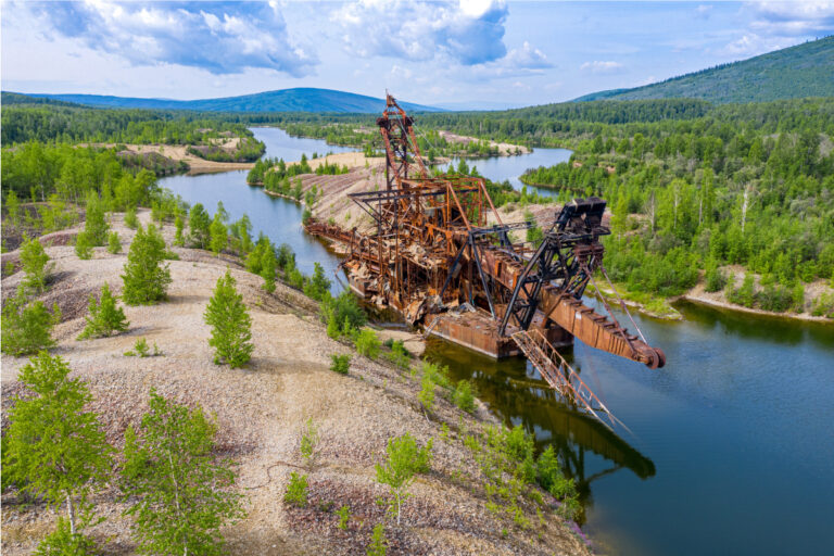 Kanada und Alaska, Verlassender Goldbagger im Yukon River