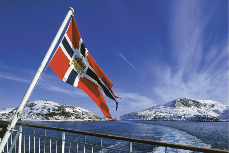 Norwegen, Hurtigruten Schiff