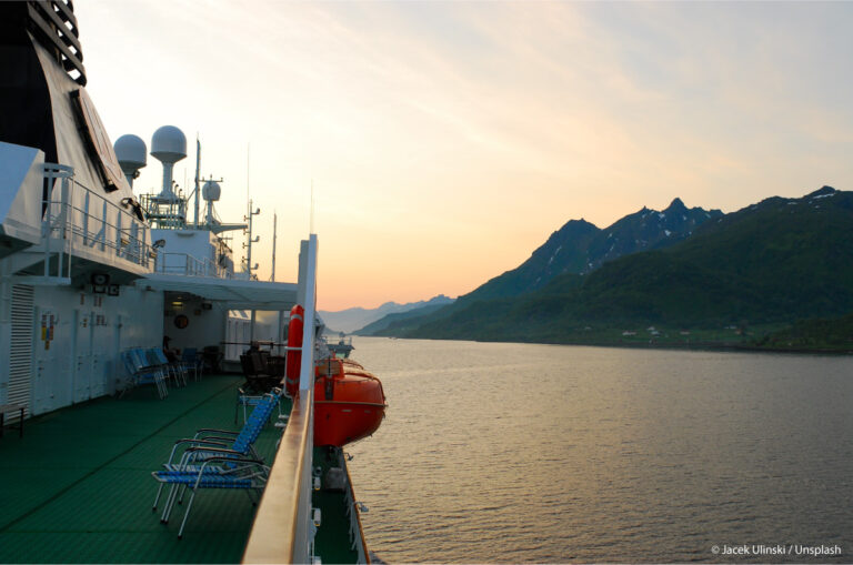 Norwegen, Hurtigruten Schiff, Lofoten